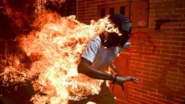 En la imagen el joven de 28 años José Víctor Salazar corre prendido en llamas en medio de una protesta antigubernamental en Caracas.