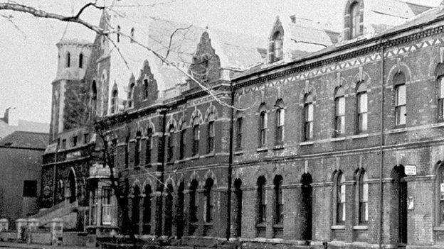 The south side of old Loudoun Square, the Wesleyan Chapel seen on the left which was also demolished