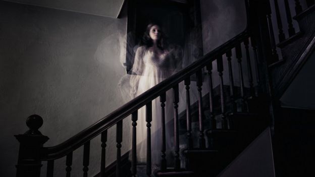 fantasma de uma mulher em uma escada