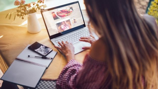 Una chica mirando un blog.