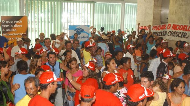 Manifestantes do Movimento de Libertação dos Sem Terra - MLST invadem o prédio do Ministério da Fazenda em 2005