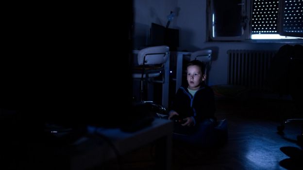 Niño jugando a un videojuego.