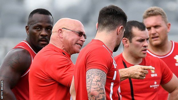 John Kear makes a point to his Wales team during training