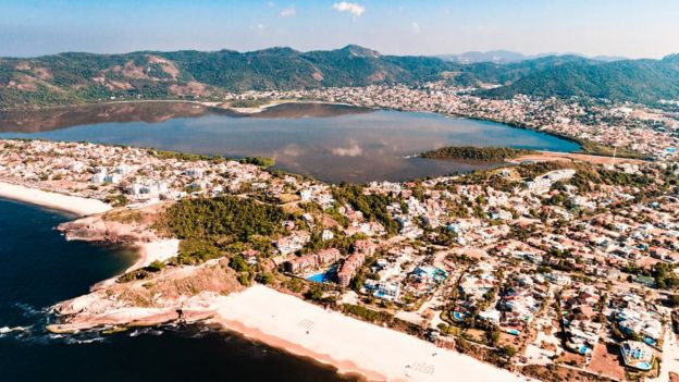 Praia, lagoa e áreas de mata em visão aérea de Niterói