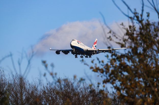 بوينغ 747 تابعة للخطوط الجوية البريطانية أثناء هبوطها في قاعدتها في مطار هيثرو في لندن