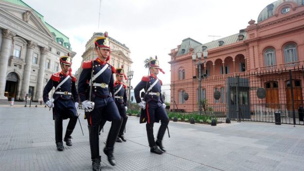 Granaderos caminan frente a Casa Rosada.