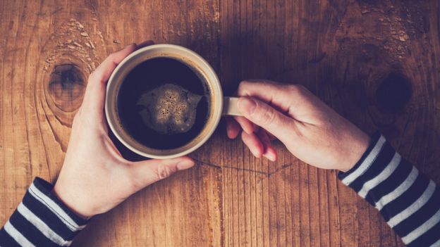 Mujer con una taza de café