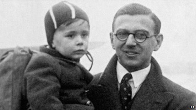 Winton and a refugee child in 1939