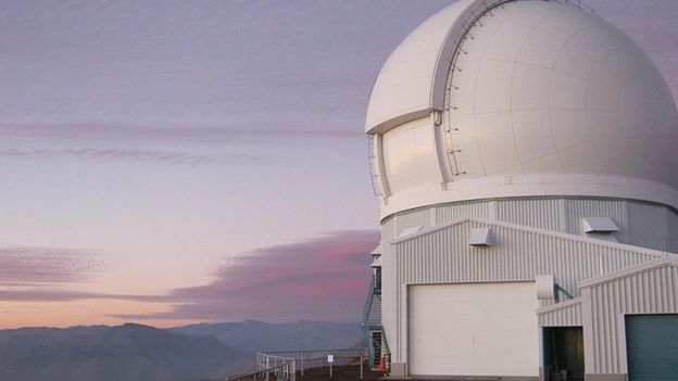Telescópio do observatório chileno SOAR, também utilizado para confirmar as informações, sob entardecer