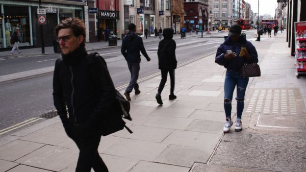 Gente caminando en Oxford Street, en el centro de Londres.