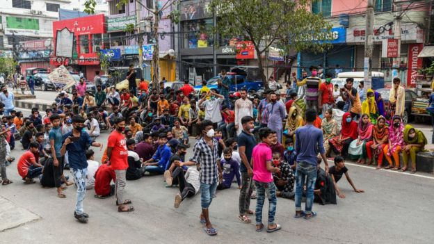 কয়েকশ গার্মেন্ট শ্রমিক তাদের বকেয়া বেতনের দাবিতে করোনাভাইরাস সংক্রমণের মধ্যেই রাস্তায় বিক্ষোভ জানিয়েছে। (২৪শে এপ্রিল ২০২০)