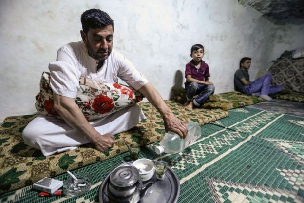 Hombre en Siria tomando mate.