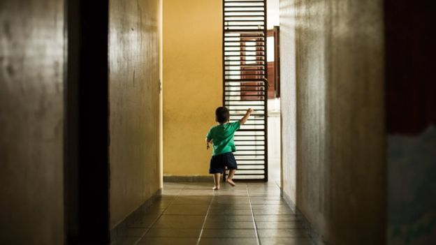 Niño pequeño en un orfanato en el estado de Ceará, en Brasil