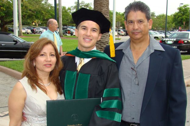 Salinas, Miami'de Tıp Fakültesi'nden mezun olurken
