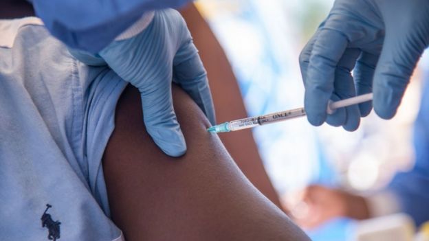 Enfermeras que trabajan con la OMS (Organización Mundial de la Salud) administran la vacuna contra el Ébola a un médico local en la ciudad de Mbandaka durante el lanzamiento de la campaña de vacunación contra el Ébola.