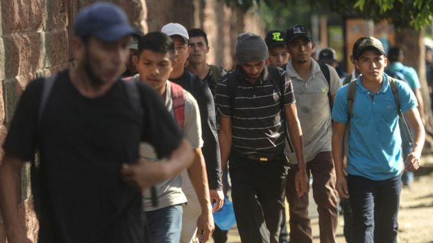 Migrantes Salvadoreños dirigiéndose a la caravana que planea llegar a Estados Unidos.