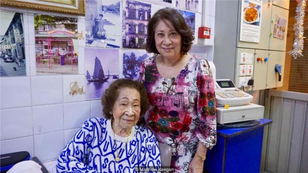 103歲高齡的耶蘇斯（圖左）有"澳門葡國菜教母"之稱，她在澳門開了第一家葡國菜餐廳。