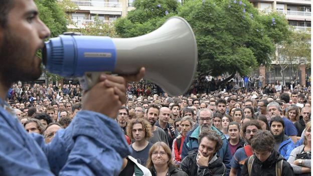 Manifestante com megafone Barcelona
