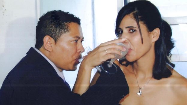Alexandra bebendo champagne com o marido no casamento