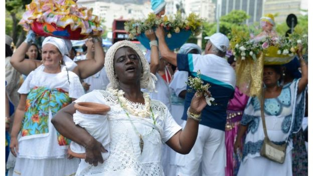 Festa de Iemanjá, no Rio de Janeiro, com as vestimentas brancas e as flores como oferenda