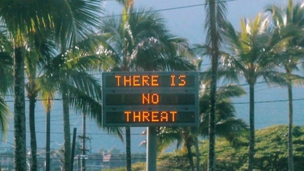 Una señal avisa que "no hay amenaza" en Oahu, Hawáis después de que se enviara una falsa alarma.