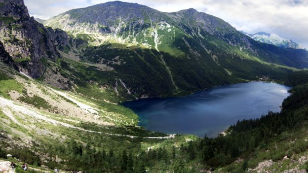 Tourists risk lives on Polish thin ice - BBC News