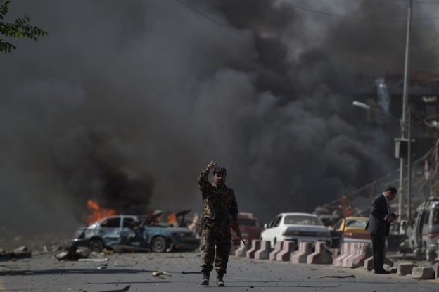 Policía entre los restos del ataque en Kabul el 31 de mayo.