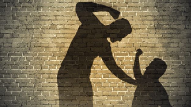 Sombras de dos personas representando abuso.