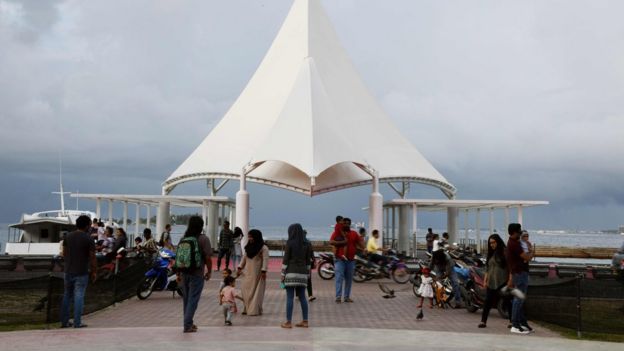 Personas en un embarcadero de Malé