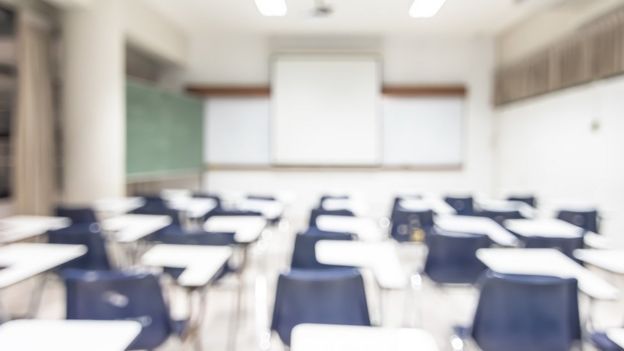 Sala de aula com cadeiras vazias