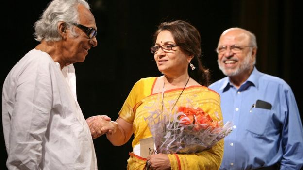 মৃণাল সেনের সঙ্গে কথা বরছেন অভিনেত্রী শর্মিলা ঠাকুর। দেখছেন পরিচালক শ্যাম বেনেগাল
