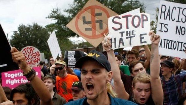 تظاهرات مخالفان نژادپرستی در محل سخن‌رانی یک چهره مطرح راست افراطی