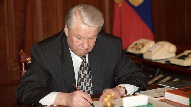 Boris Yeltsin firma su renuncia a la presidencia de Rusia