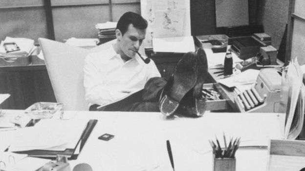 Hugh Hefner em sua mesa de trabalho
