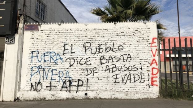 "El pueblo dice basta de abusos", dice una inscripción en las afueras de Santiago.