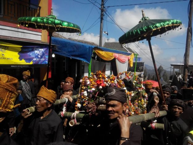 Upacara Unan-unan Dan Kisah Toleransi Suku Tengger Di Kaki Gunung Bromo ...