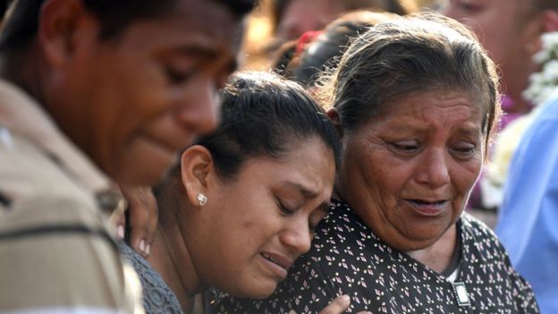 Mulheres choram morte de parente
