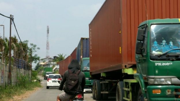 Camiones con contenedores