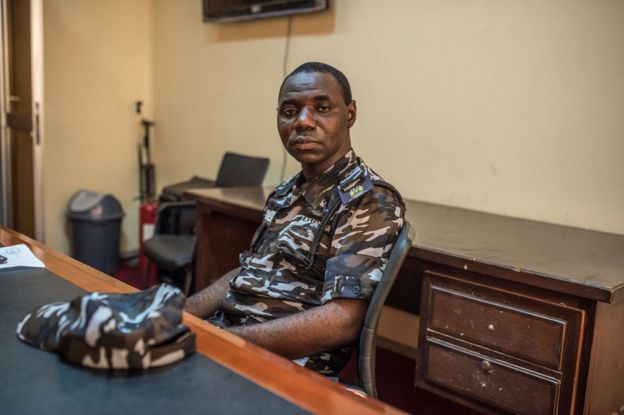 El vocero de la policía de Sierra Leona Ibrahim Samura. Las autoridades adelantan una campaña para que los niños no anden sin compañía