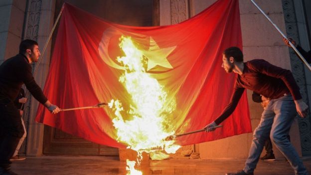 Armenios quemando una bandera turca.