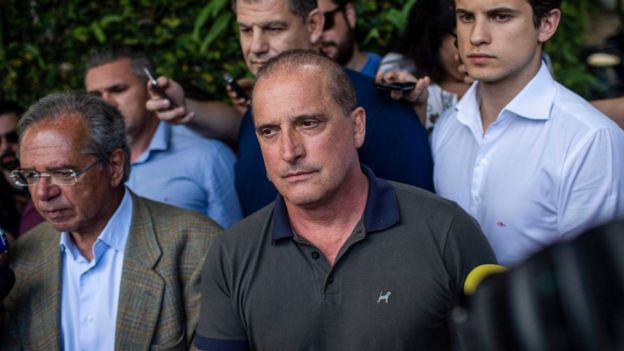El colaborador de Bolsonaro Onyx Lorenzoni (centro)( y el economista Paulo Guedes (izquierda).