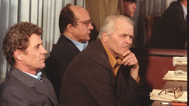 Viktor Bryukhanov (esquerda), Anatoly Dyatlov (centro) e Mikola Fomin (direita) aparecem na corte em julho de 1987