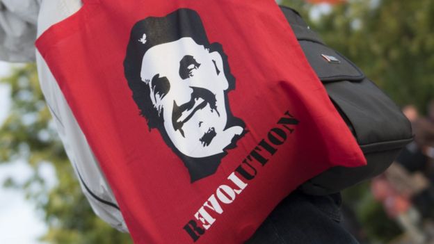 Bolsa traz rosto do Papa Francisco e a palavra