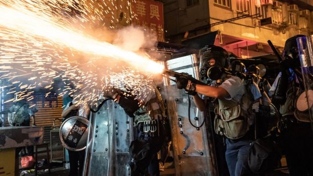 La policía lanza gas lacrimógeno contra los manifestantes.