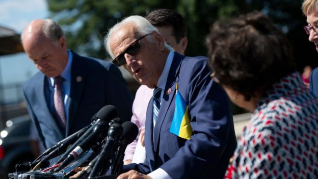 Біл Паскрель не вперше публічно демонструє український прапор. Перед тим він взяв його на свою пресконференцію у вересні - говорив про ситуацію довкола телефонної розмови Трампа і Зеленського.