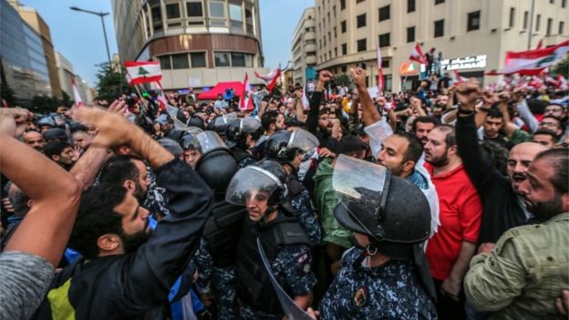 پلیس ضدشورش خود را بین طرفداران حزب‌الله و مخالفان دولت حائل کرده است