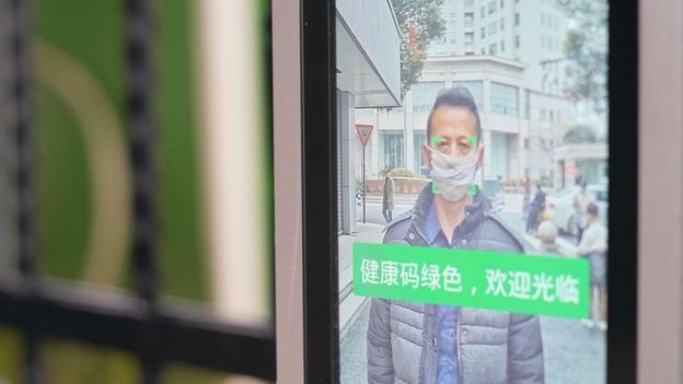 La imagen de un hombre con mascarilla en la pantalla de un equipo de reconocimiento facial en China.