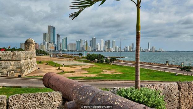 Imagem de cidade e mar na Colômbia