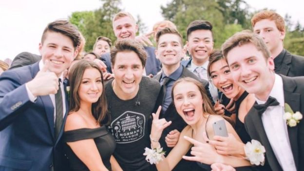 Mezuniyet fotoğrafı için toplanan öğrencilerin arasında Justin Trudeau
