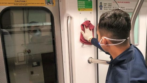 कोरोना वायरस: ट्रेन और मेट्रो में कितने सुरक्षित हैं आप